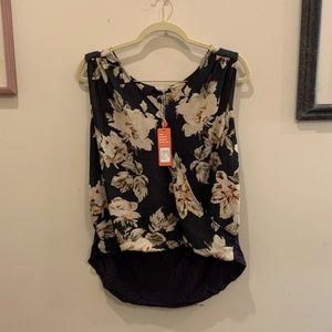 Wantable sleeveless shirt